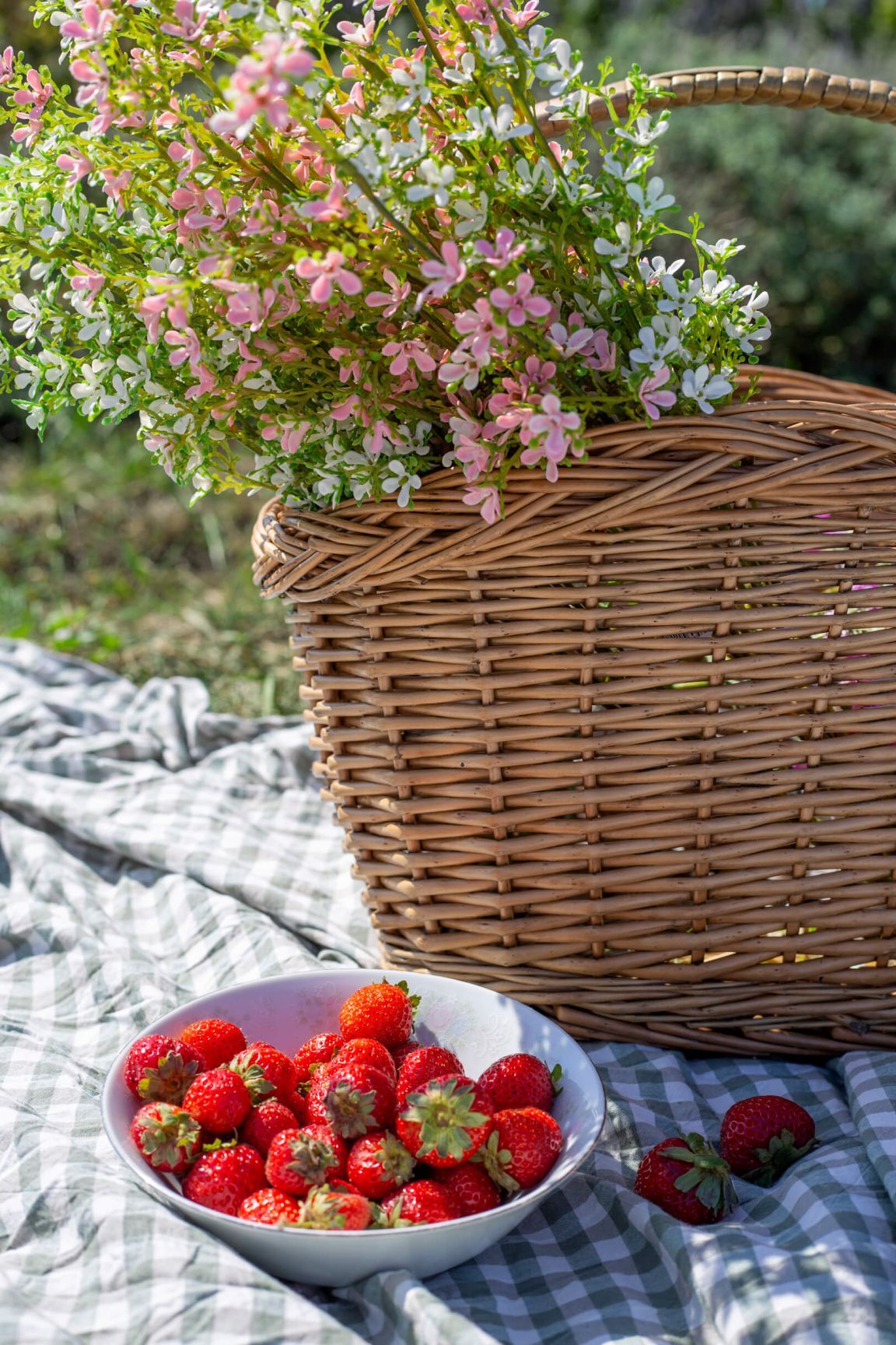 OVAL STEAMED WILLOW BASKET WITH OVERHANDLE