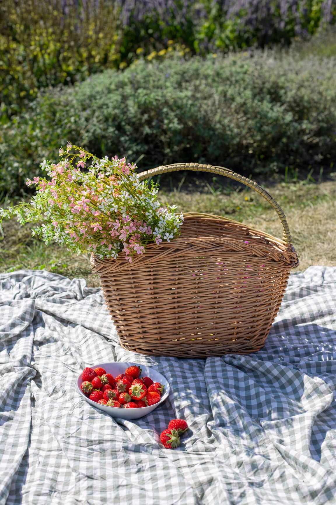 OVAL STEAMED WILLOW BASKET WITH OVERHANDLE