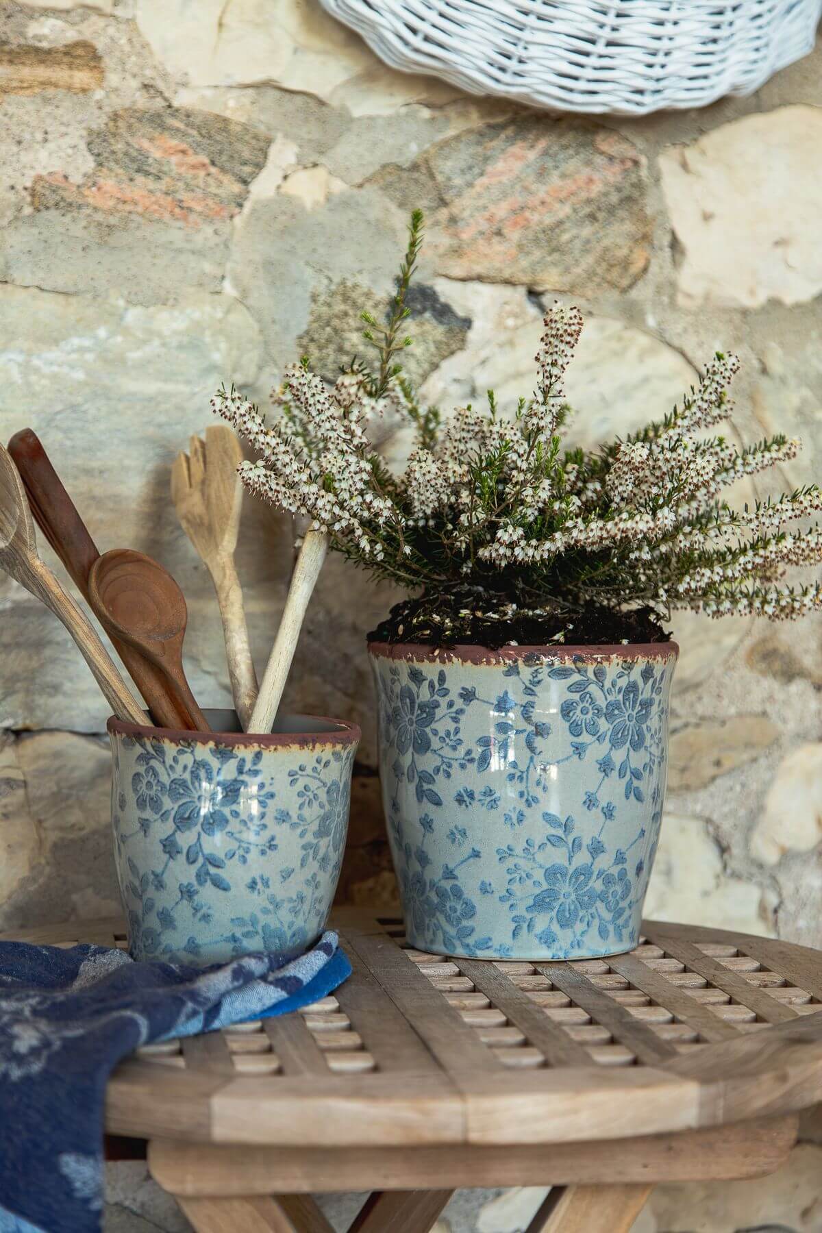 CERAMIC POT: BLUE FLORAL PATTERN