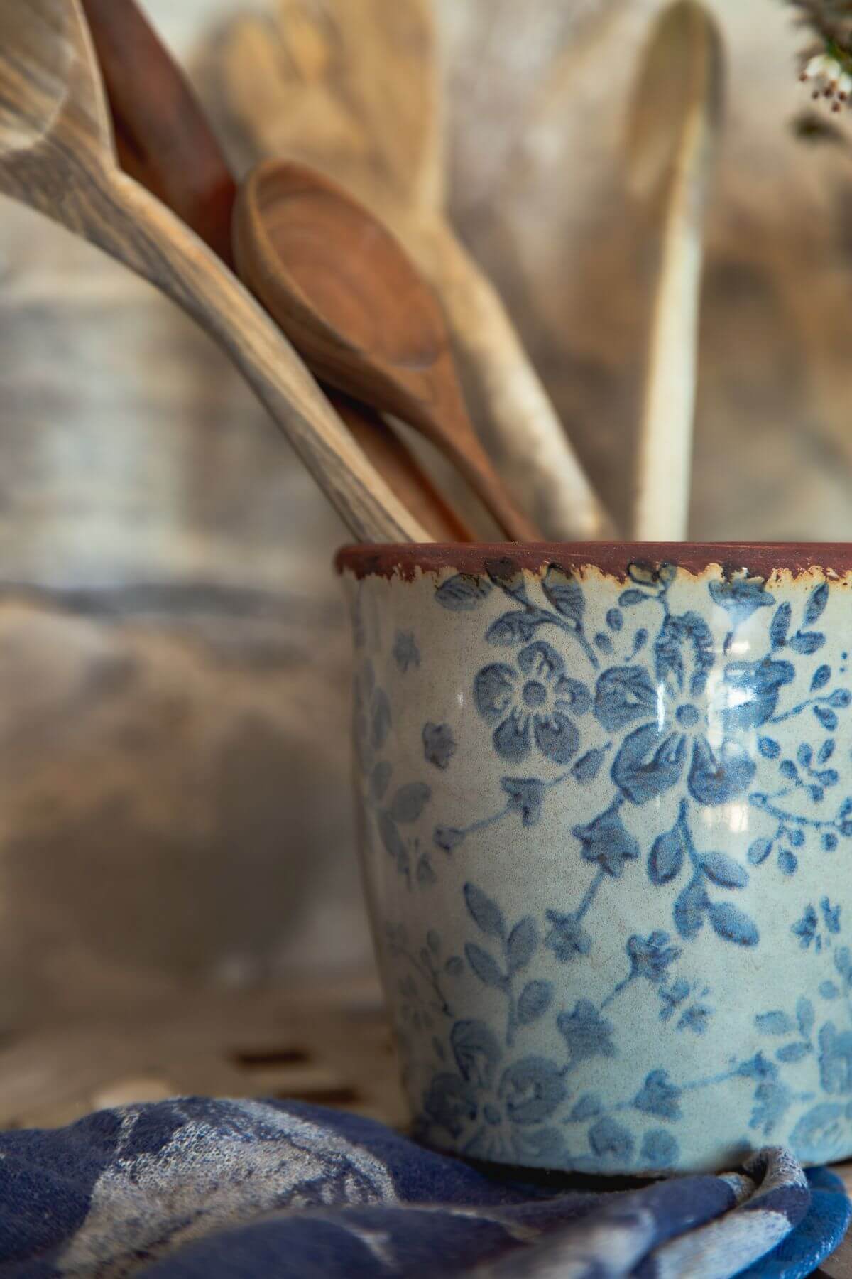 CERAMIC POT: BLUE FLORAL PATTERN